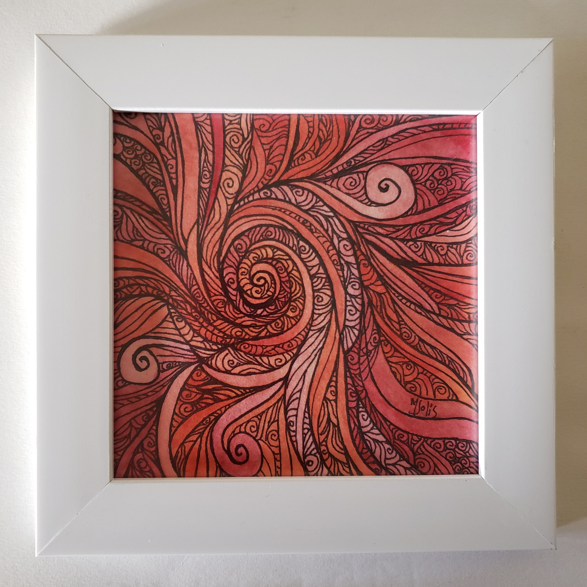 Obra original en espiral con tonos rojos y coral, enmarcada en blanco